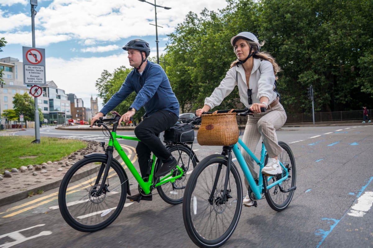 2023 Estarli e28 Electric Hybrid Commuter Urban Bike In Acid Green Action Shot 1