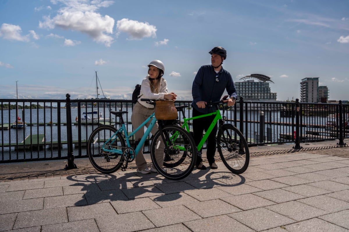 2023 Estarli e28 Electric Hybrid Commuter Urban Bike In Acid Green Action Shot 2