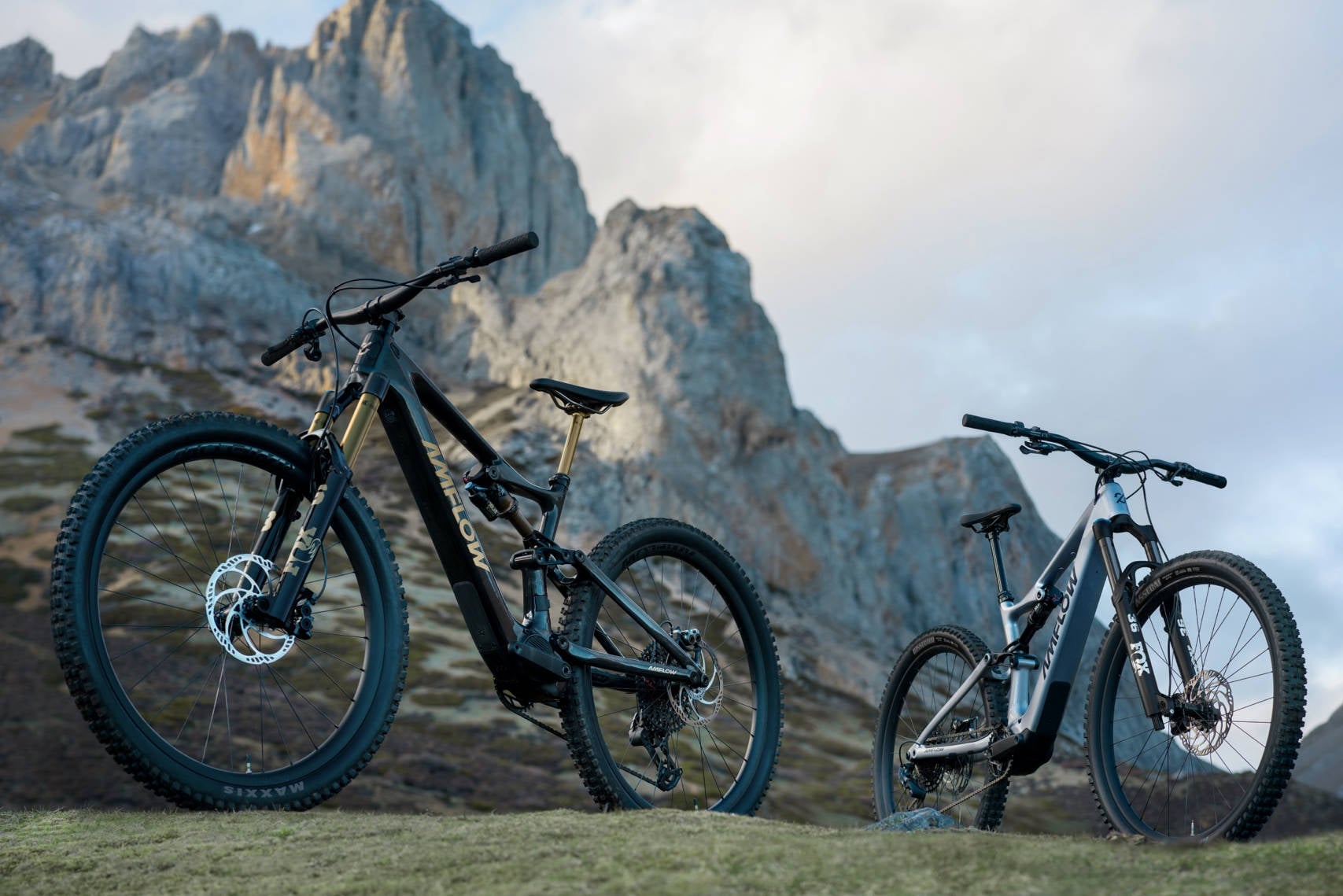 Amflow PL Carbon Pro 800Wh 105Nm Avinox Lightweight Electric Full Suspension Mountain Bike In Cosmic Black Cosmic Black