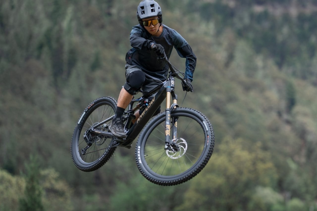 Amflow PL Carbon Pro 800Wh 105Nm Avinox Lightweight Electric Full Suspension Mountain Bike In Cosmic Black Cosmic Black